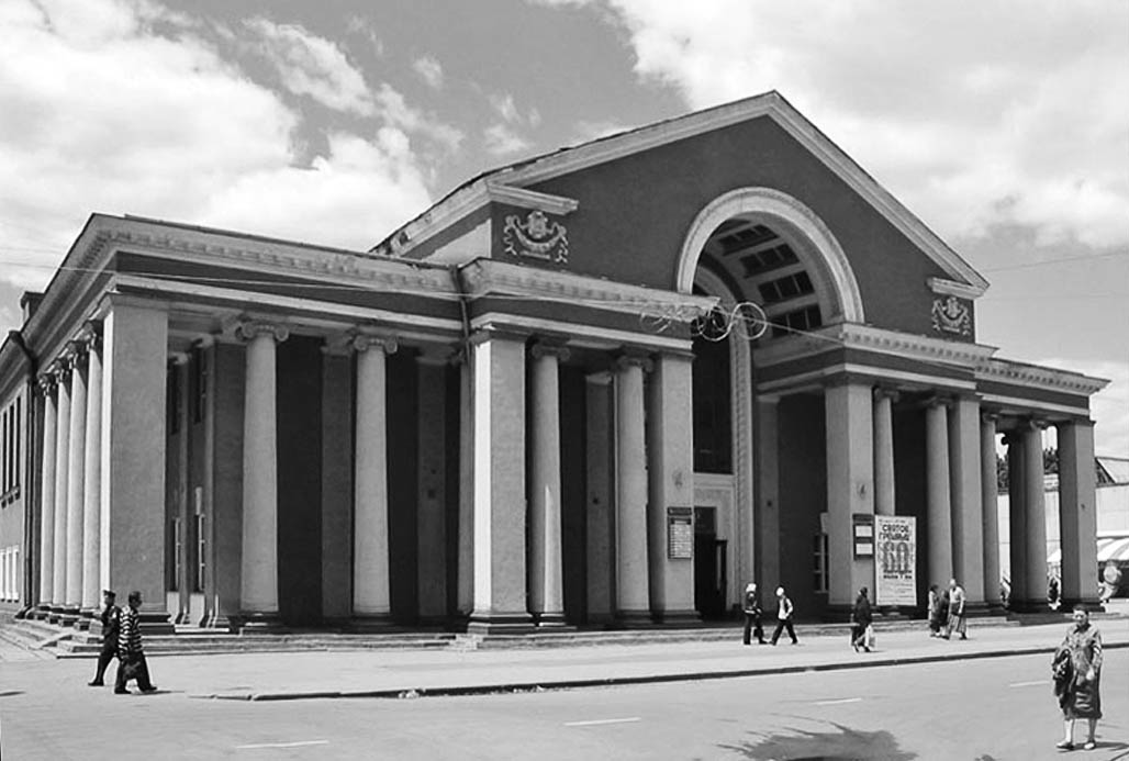 фото: Криворізький академічний міський театр драми та музичної комедії ім. Т. Шевченка